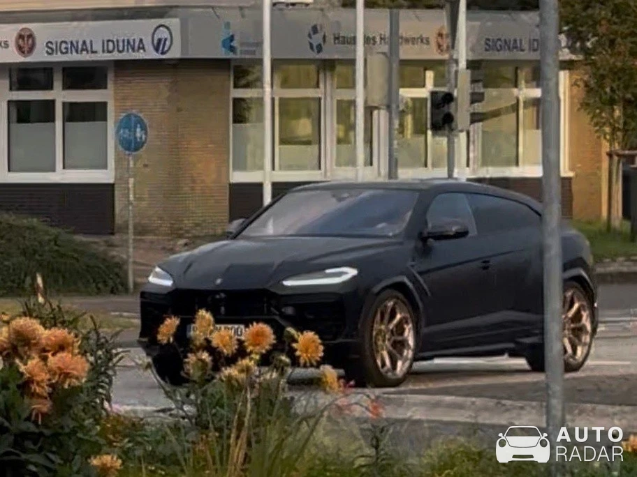 Lamborghini Urus SE spotted in Rendsburg