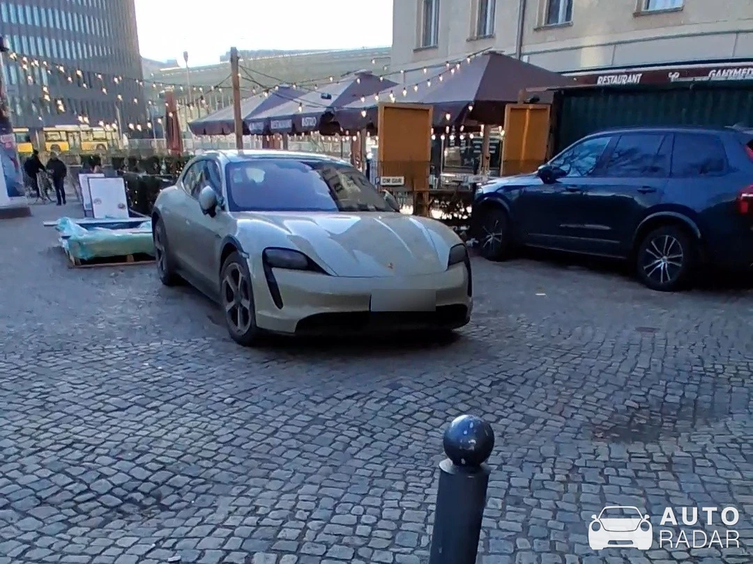 Porsche Taycan 4 Cross Turismo spotted in Berlin, Germany