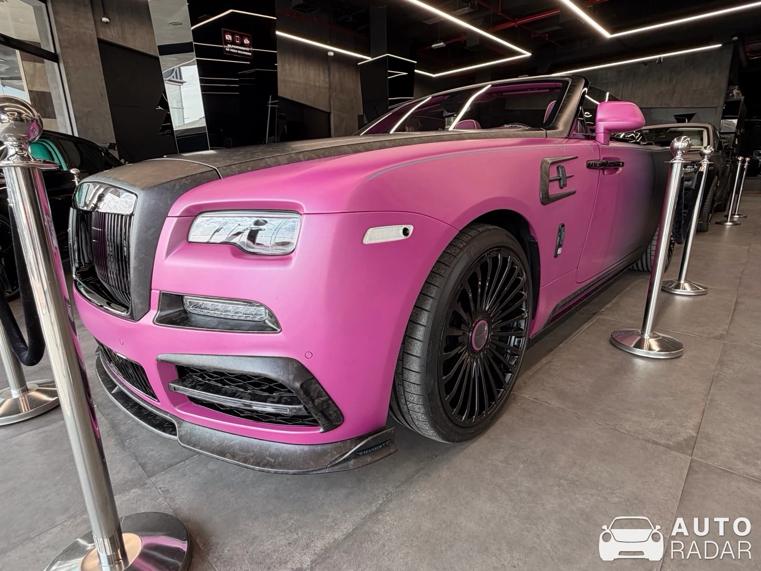 Rolls-Royce Dawn Mansory spotted in دبي, Emirados Árabes Unidos
