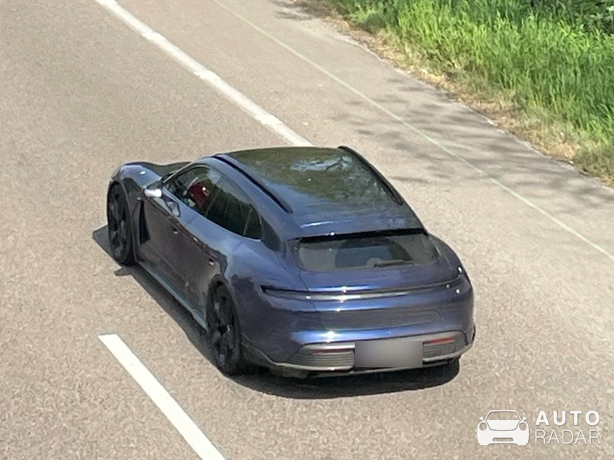 Porsche Taycan 4S Cross Turismo spotted in Dommartin-lès-Toul