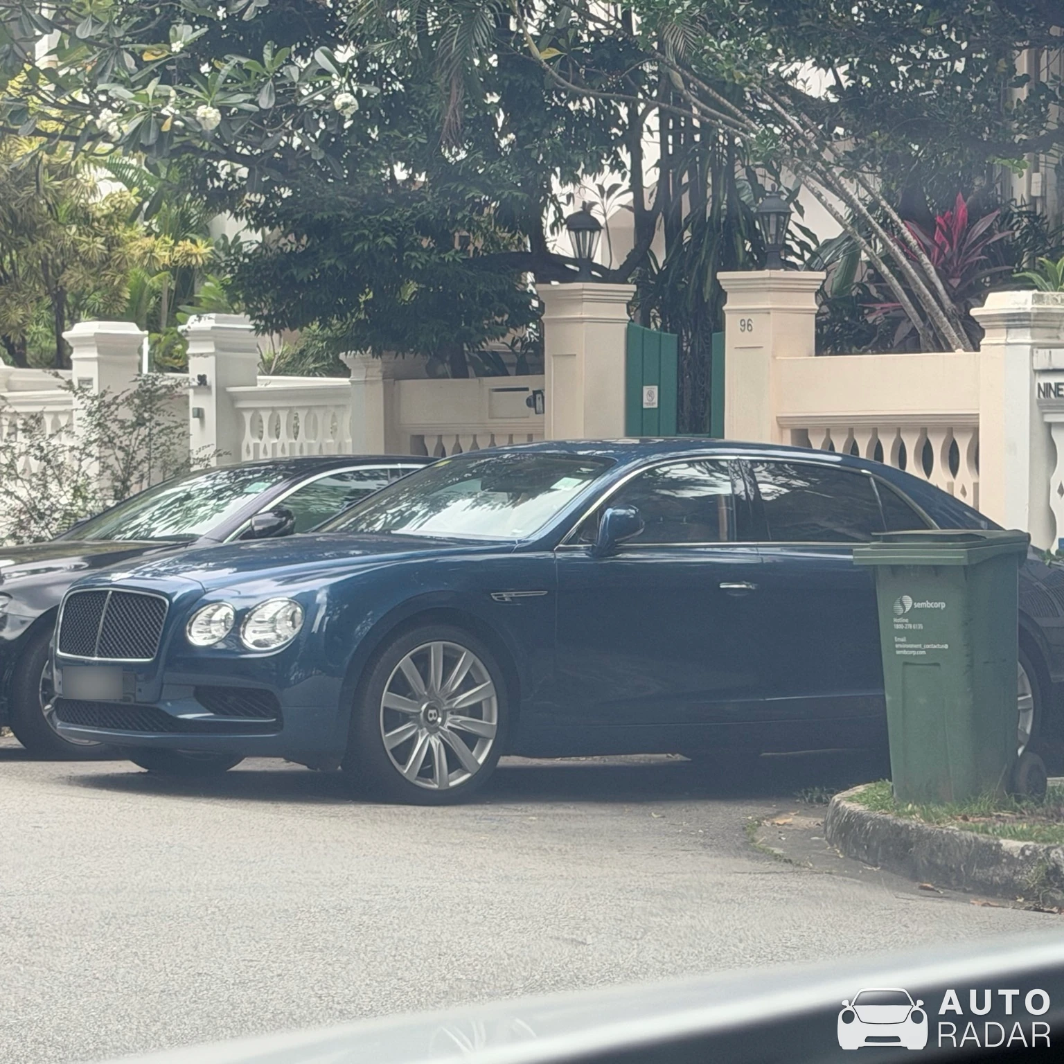 Bentley Flying Spur Hybrid spotted in Singapore, 싱가포르
