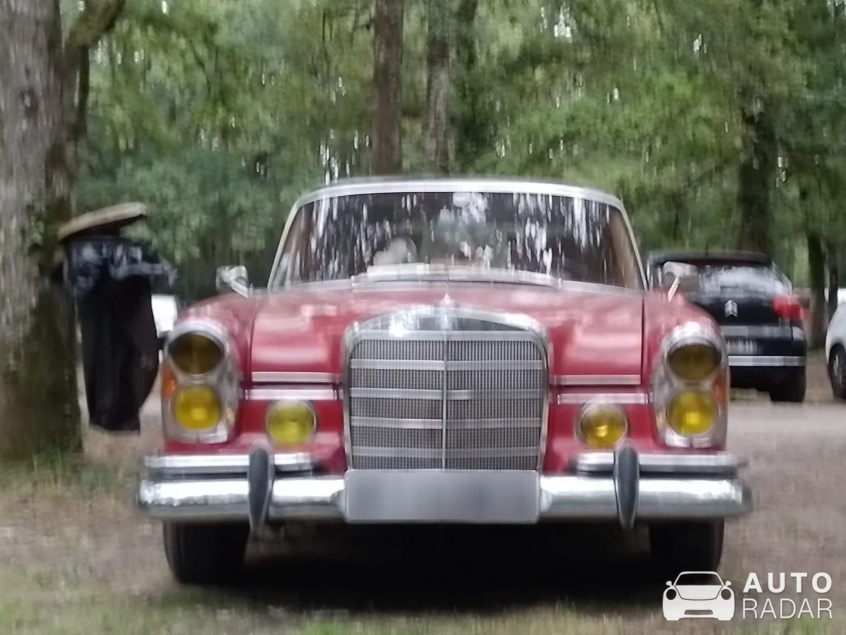 Mercedes-Benz 280 SE spotted in Dol-de-Bretagne