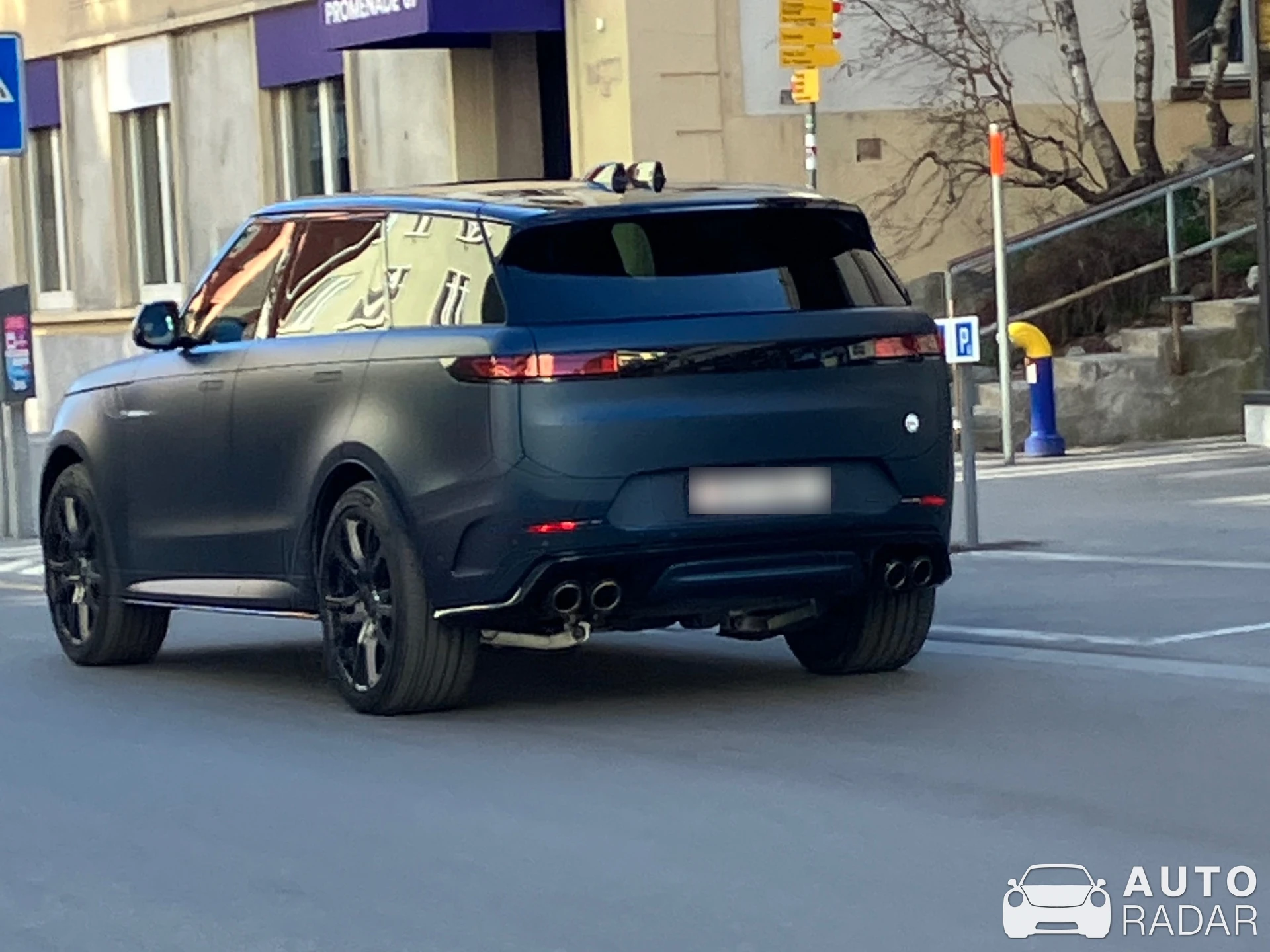 Land Rover Range Rover Sport SVR 2018 Carbon Edition spotted in Davos