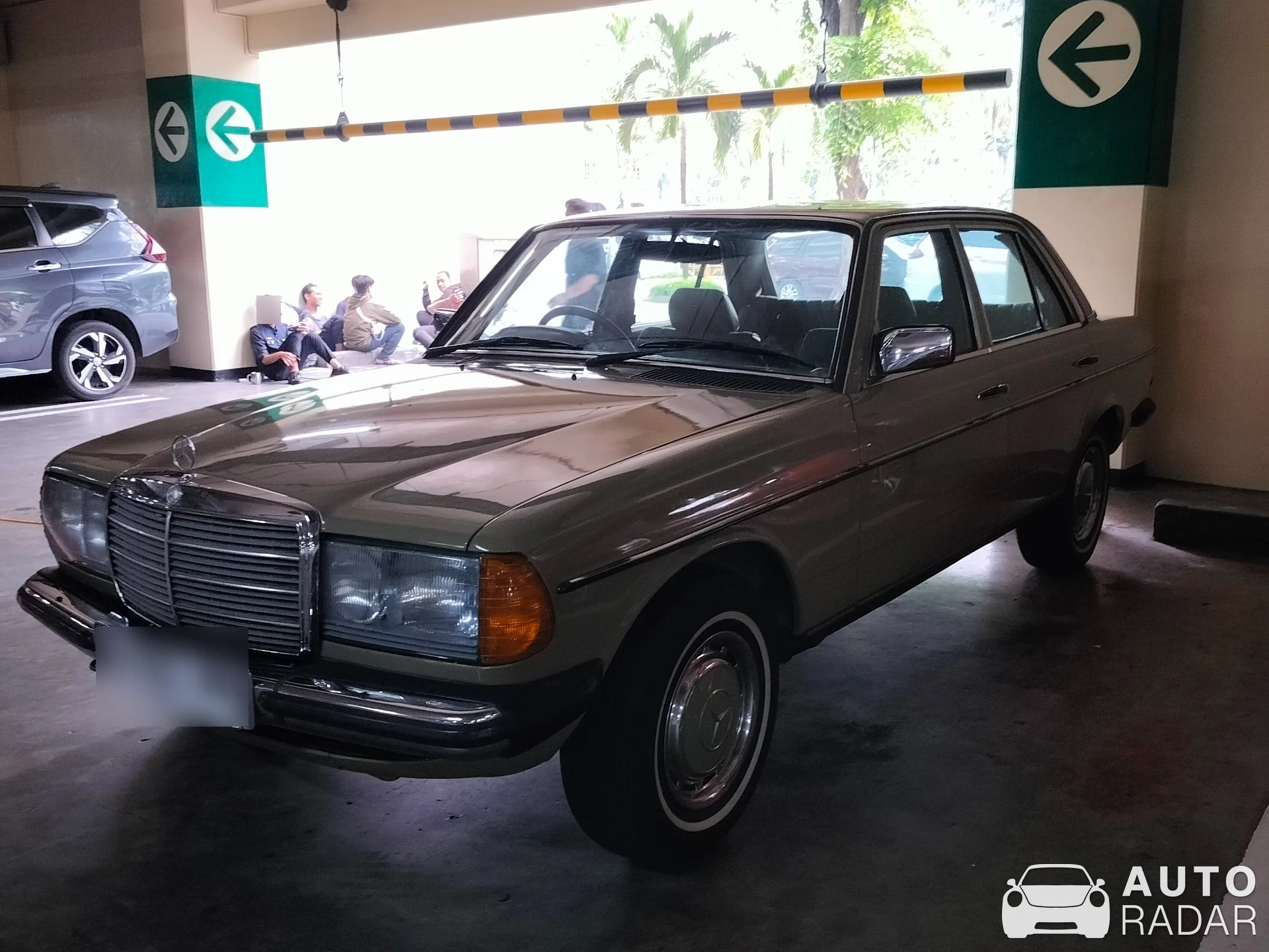 Mercedes-Benz 300E W123 spotted in Kota Jakarta Pusat, Indonesia