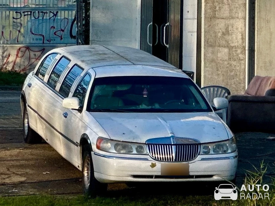 Lincoln Town Car Limousine spotted in Rotterdam, Netherlands