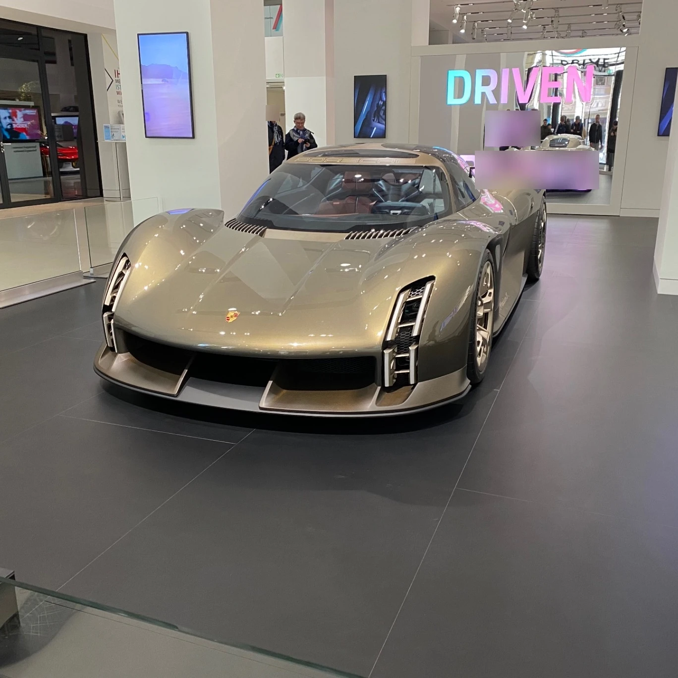 Porsche Mission X spotted in Berlijn