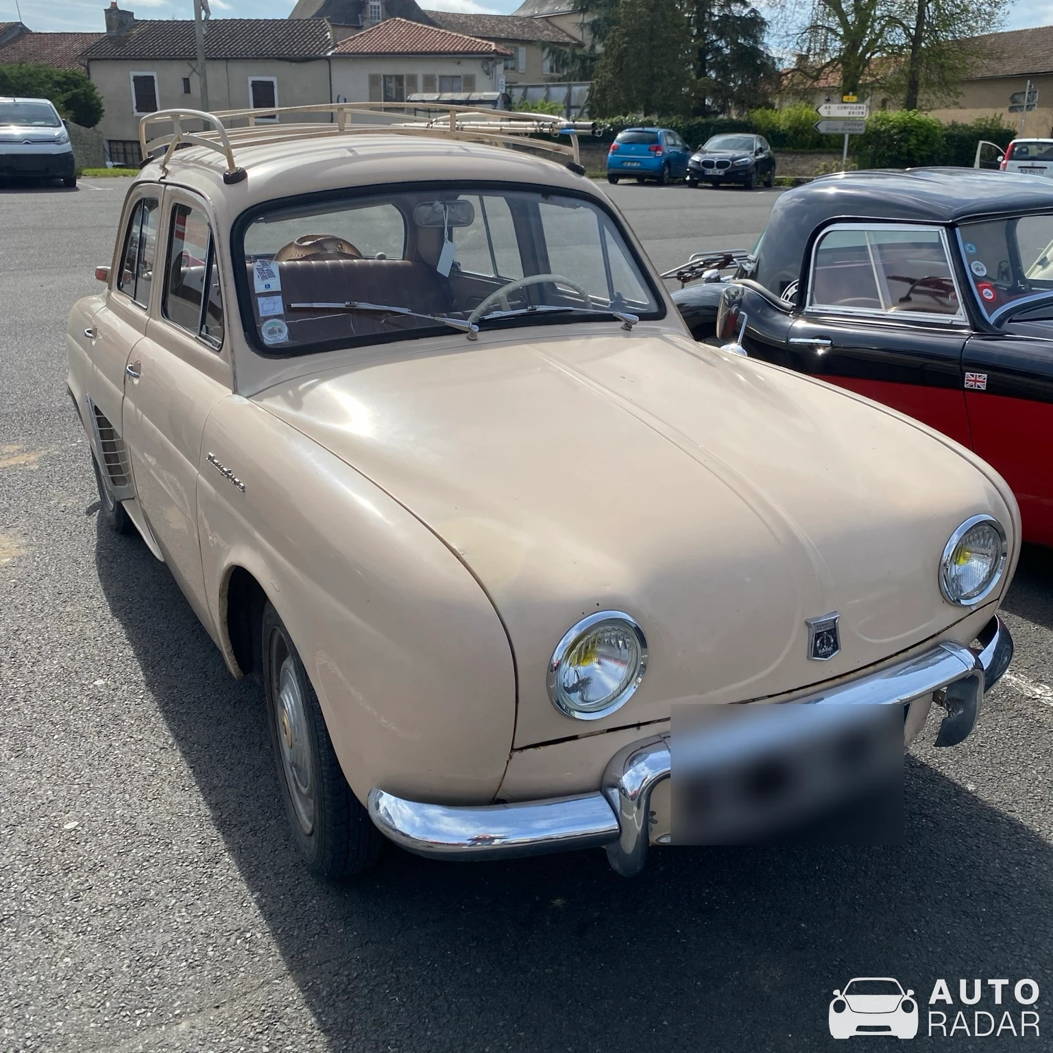 Renault Dauphine spotted in Gençay