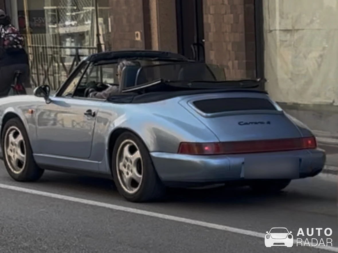 Porsche 993 Carrera 4 Cabriolet spotted in Tortona