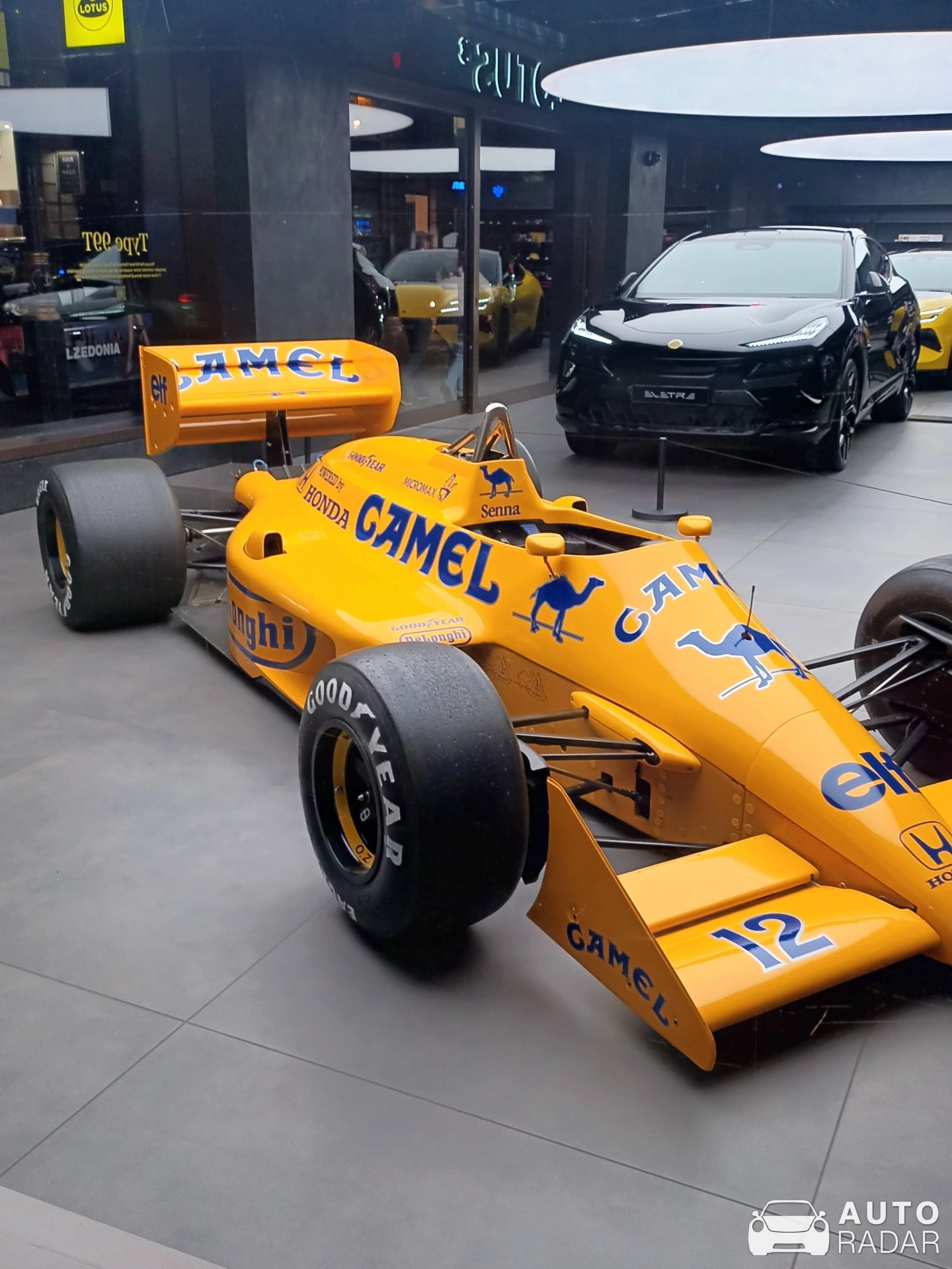 Lotus 99T spotted in Greater London, Reino Unido
