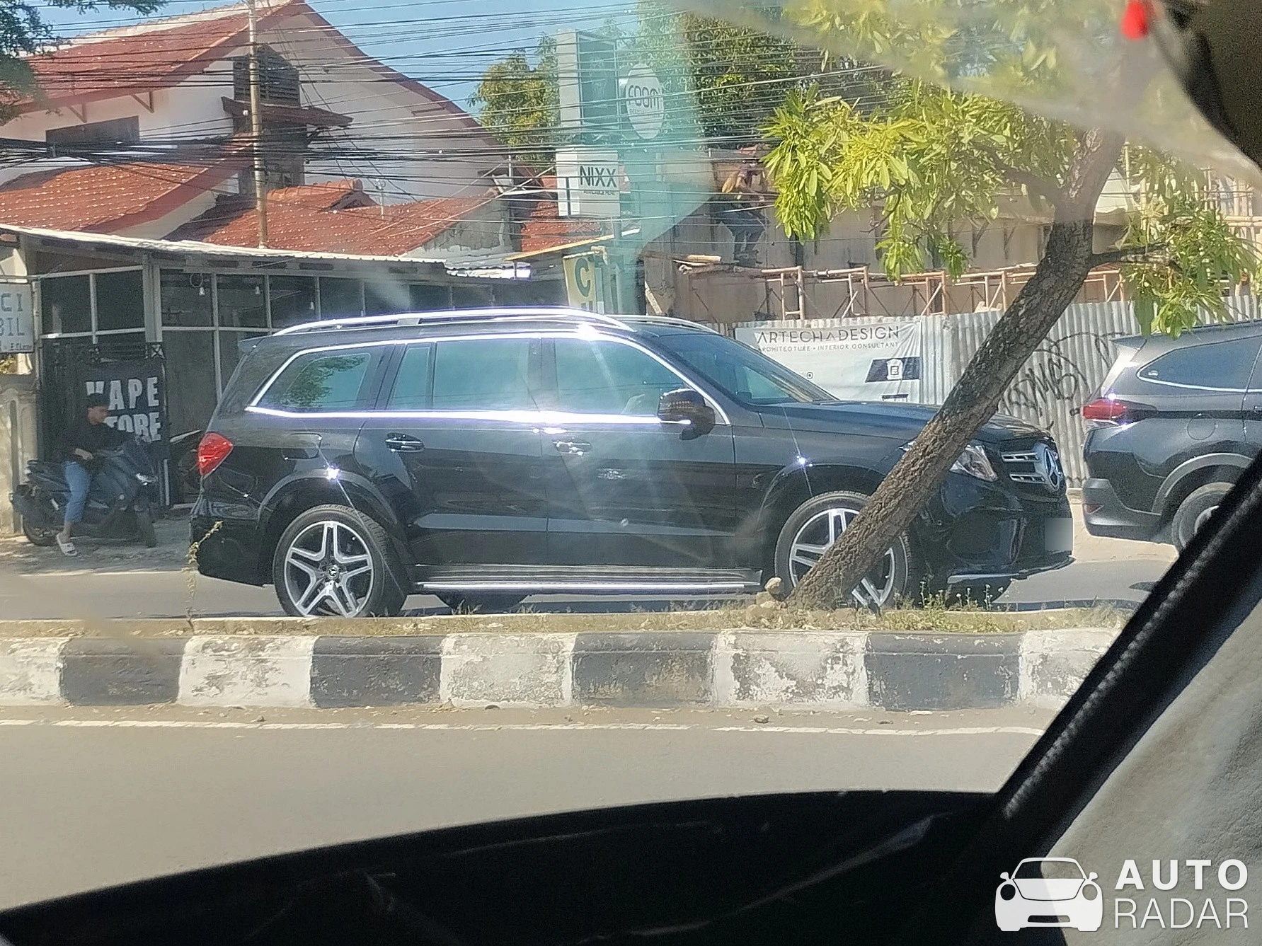 Mercedes-Benz GL-Klasse spotted in Cirebon