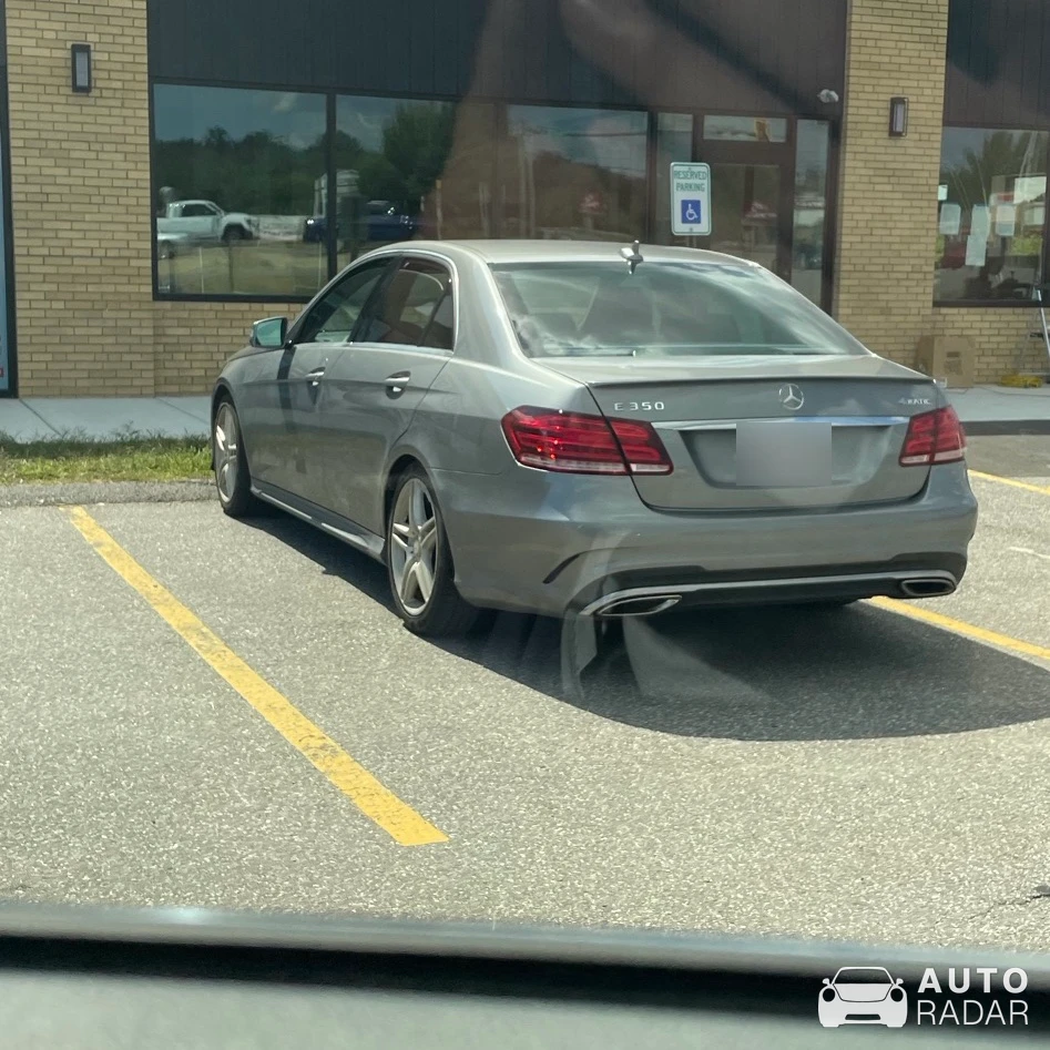 Mercedes-Benz R 350 4MATIC spotted in Derry