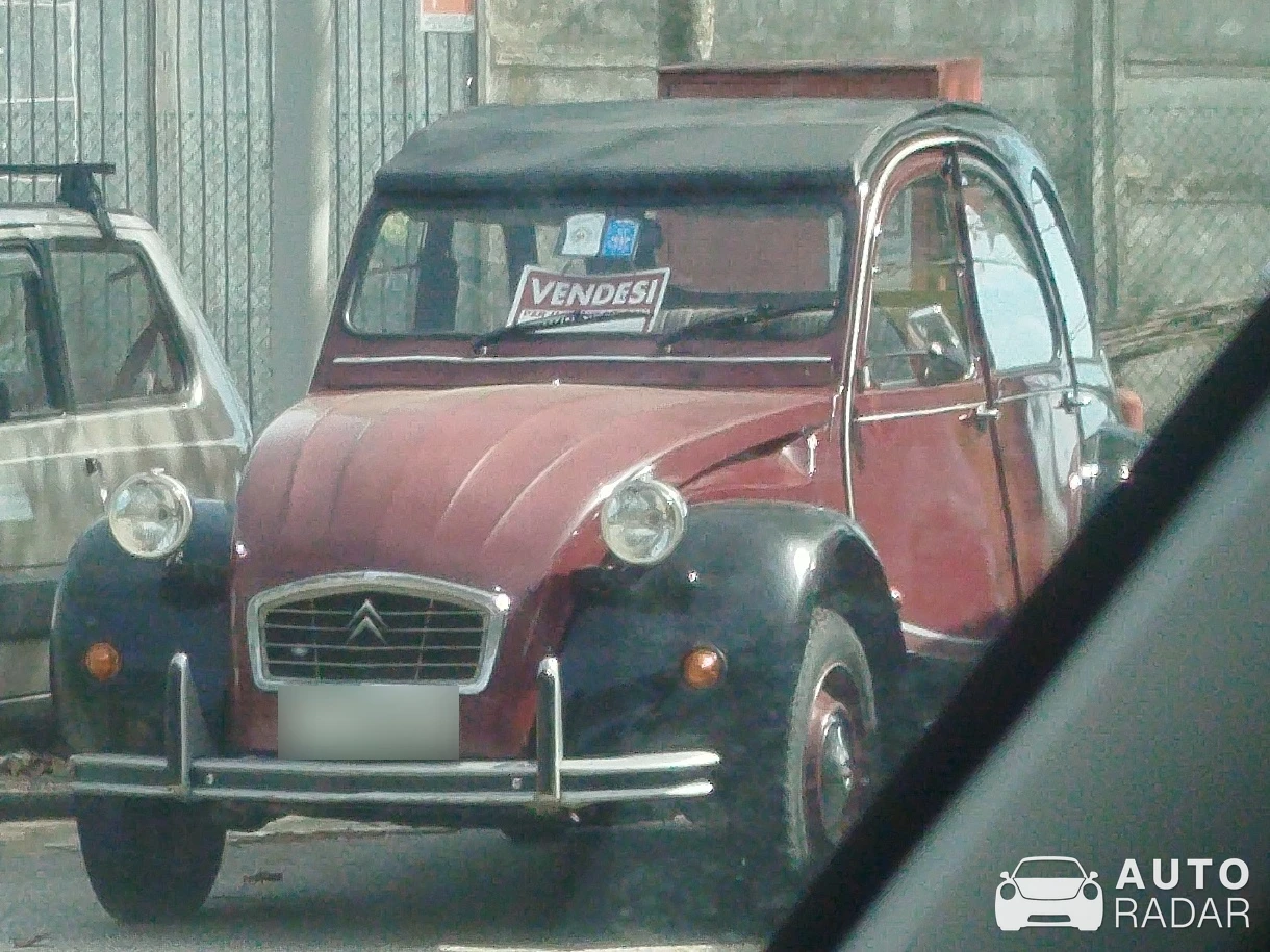 Citroën 2CV spotted in Forlì