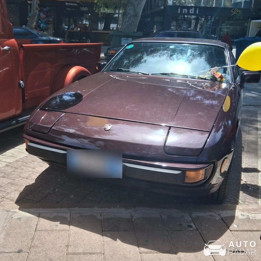Porsche 944 spotted in Glyfada, Greece