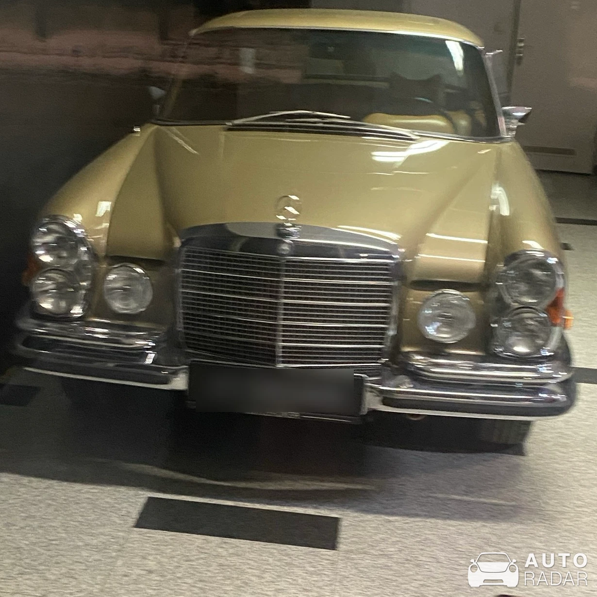 Mercedes-Benz 280 SE spotted in Ljubljana, Slovenia