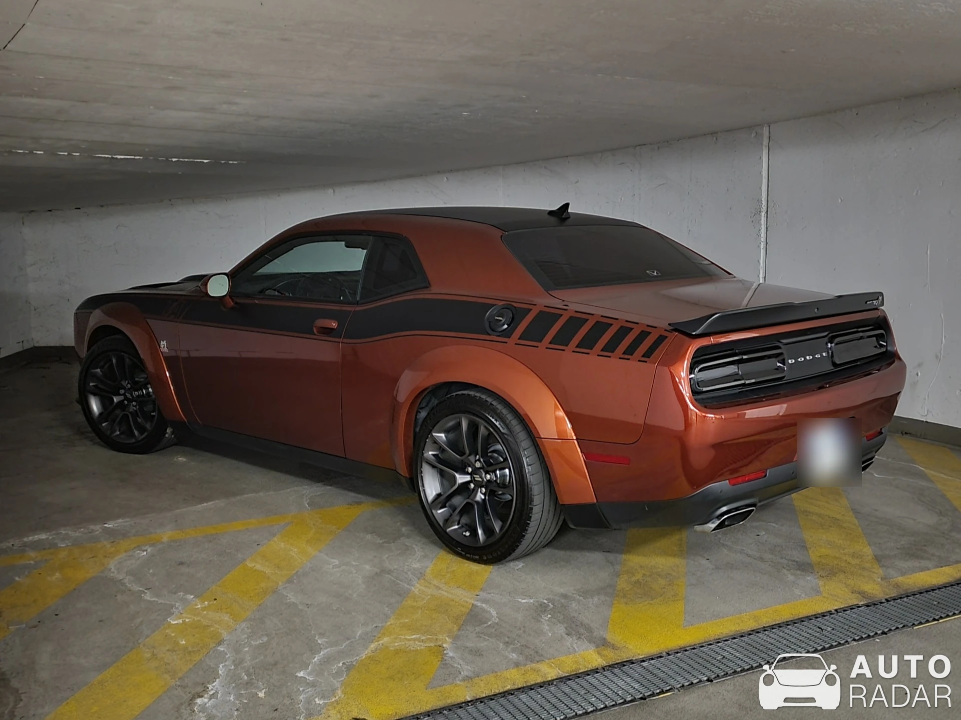Dodge Challenger R/T spotted in Milano, Italia