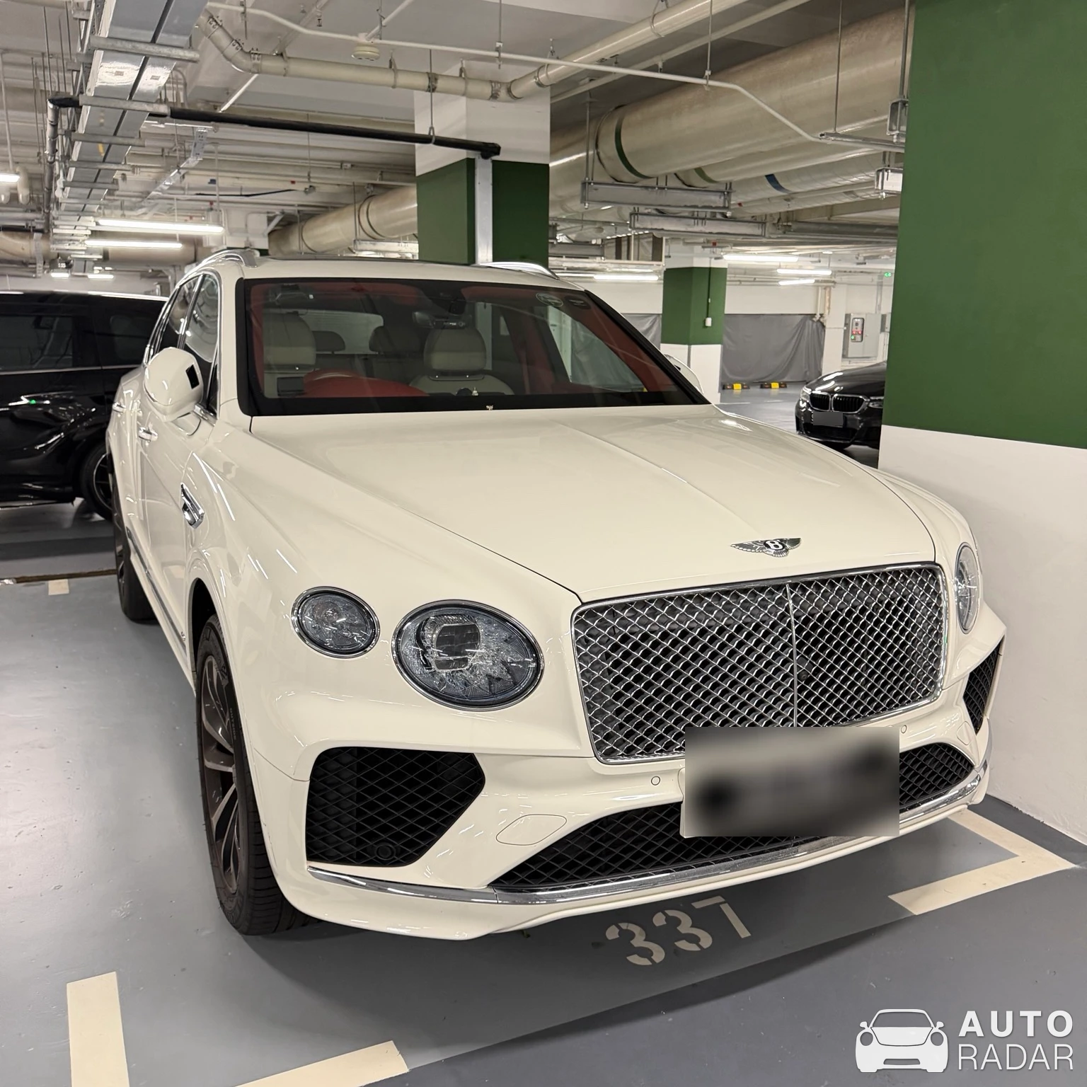 Bentley Bentayga spotted in Singapore, 싱가포르