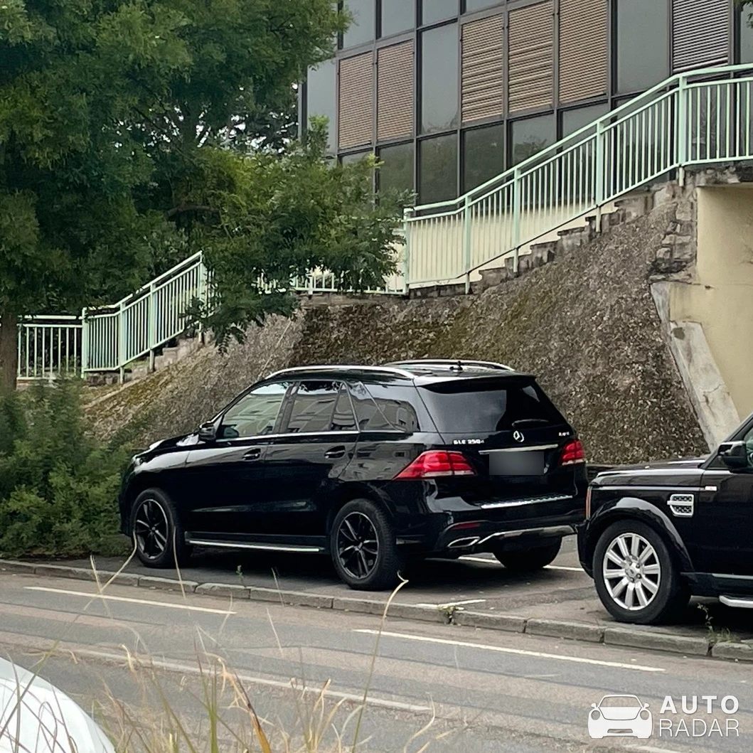 Mercedes-Benz R 350 4MATIC spotted in Toul