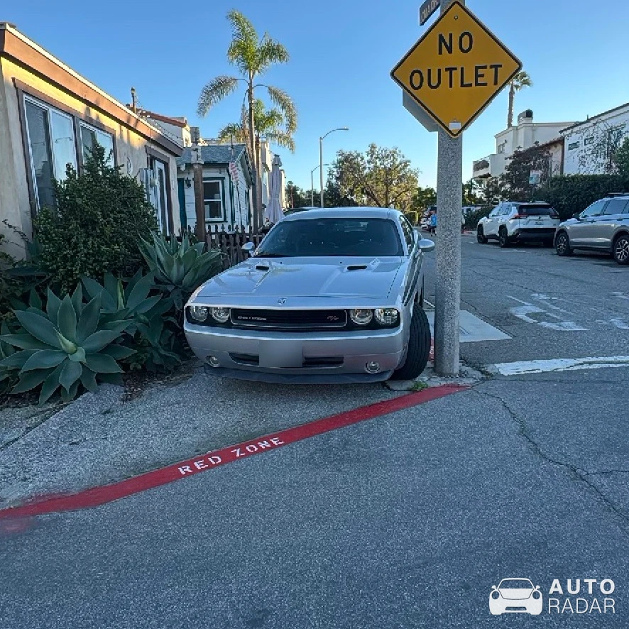 Dodge Challenger R/T spotted in Hermosa Beach, United States