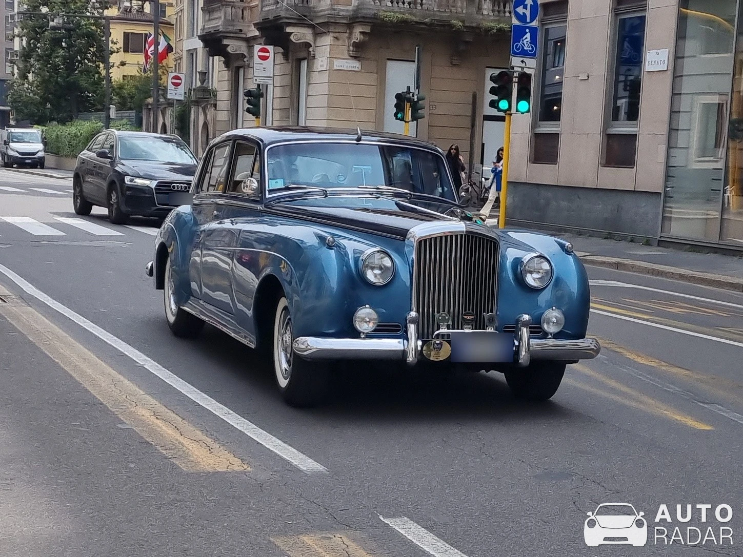 Bentley S2 spotted in Milano
