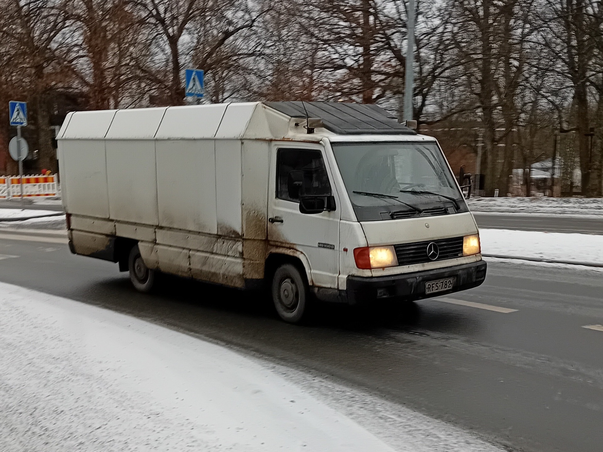 Mercedes-Benz MB100