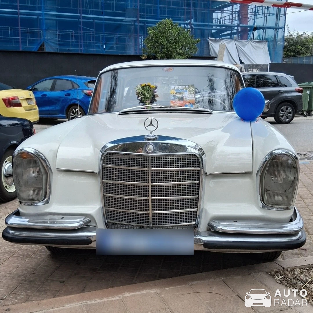 Mercedes-Benz 220 spotted in Glyfada