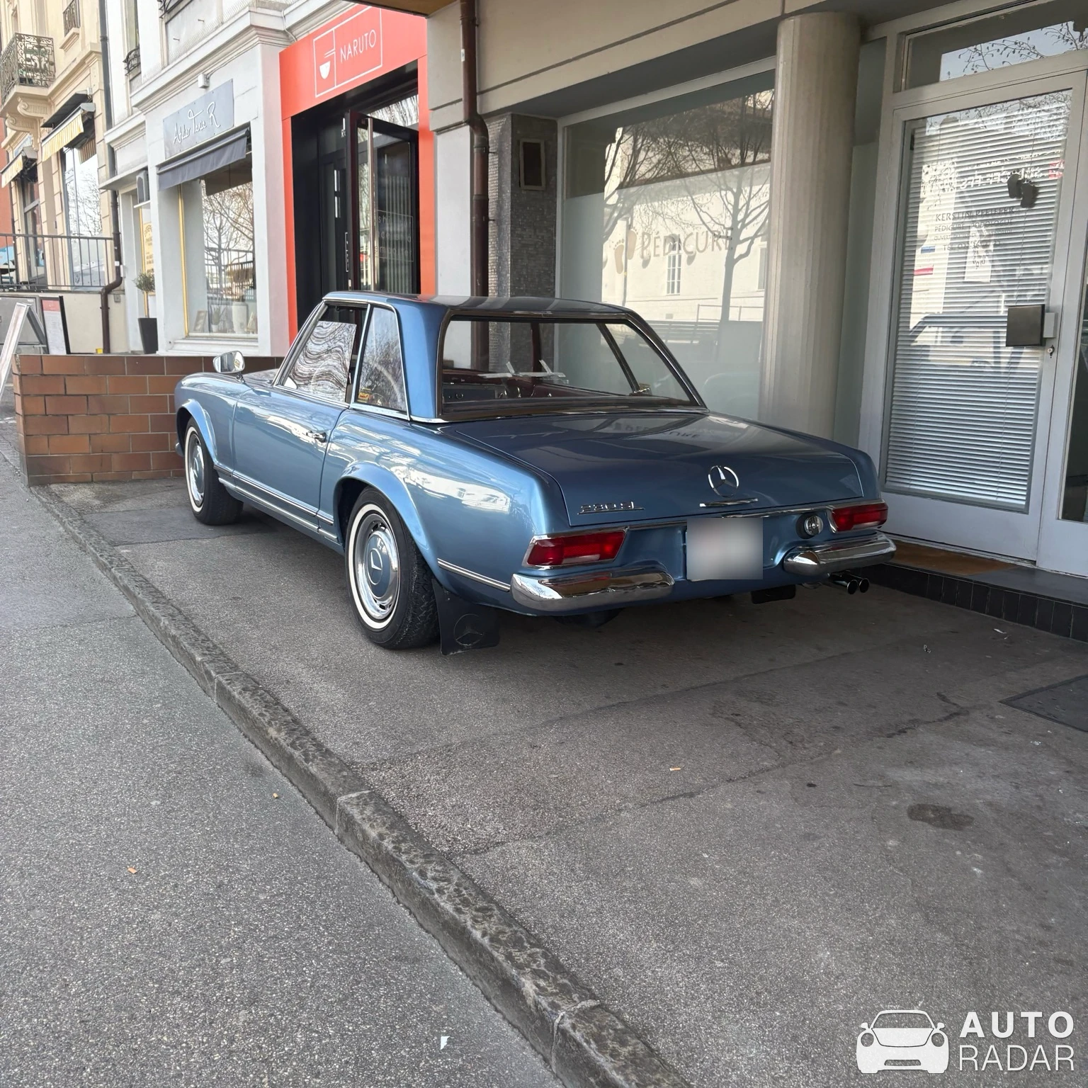 Mercedes-Benz 230SL spotted in Nyon