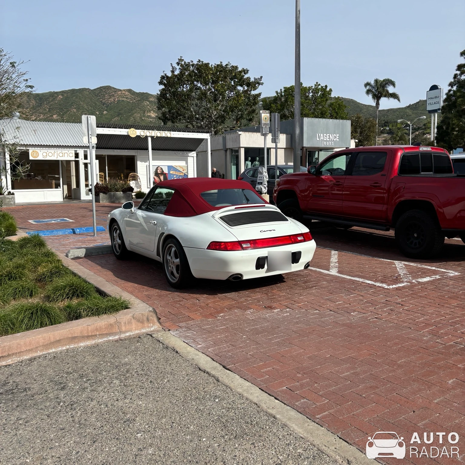 Porsche 993 Carrera spotted in Malibu, United States