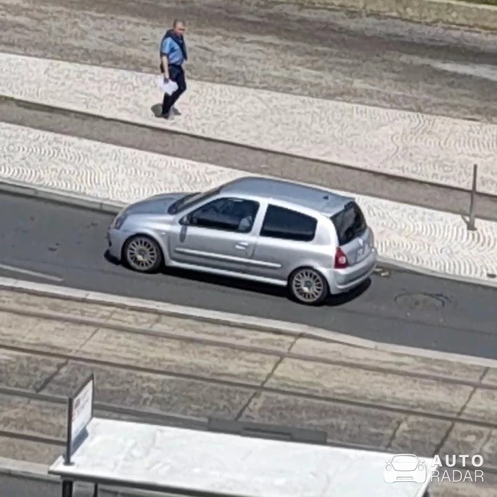 Renault Clio II RS spotted in Bron
