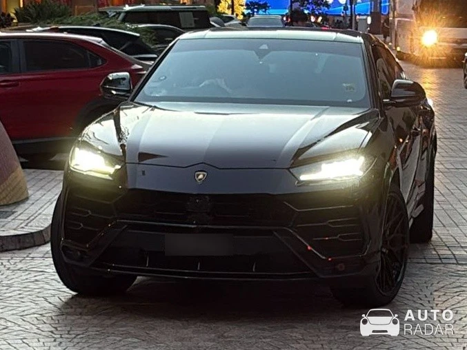 Lamborghini Urus spotted in Singapore, Singapore