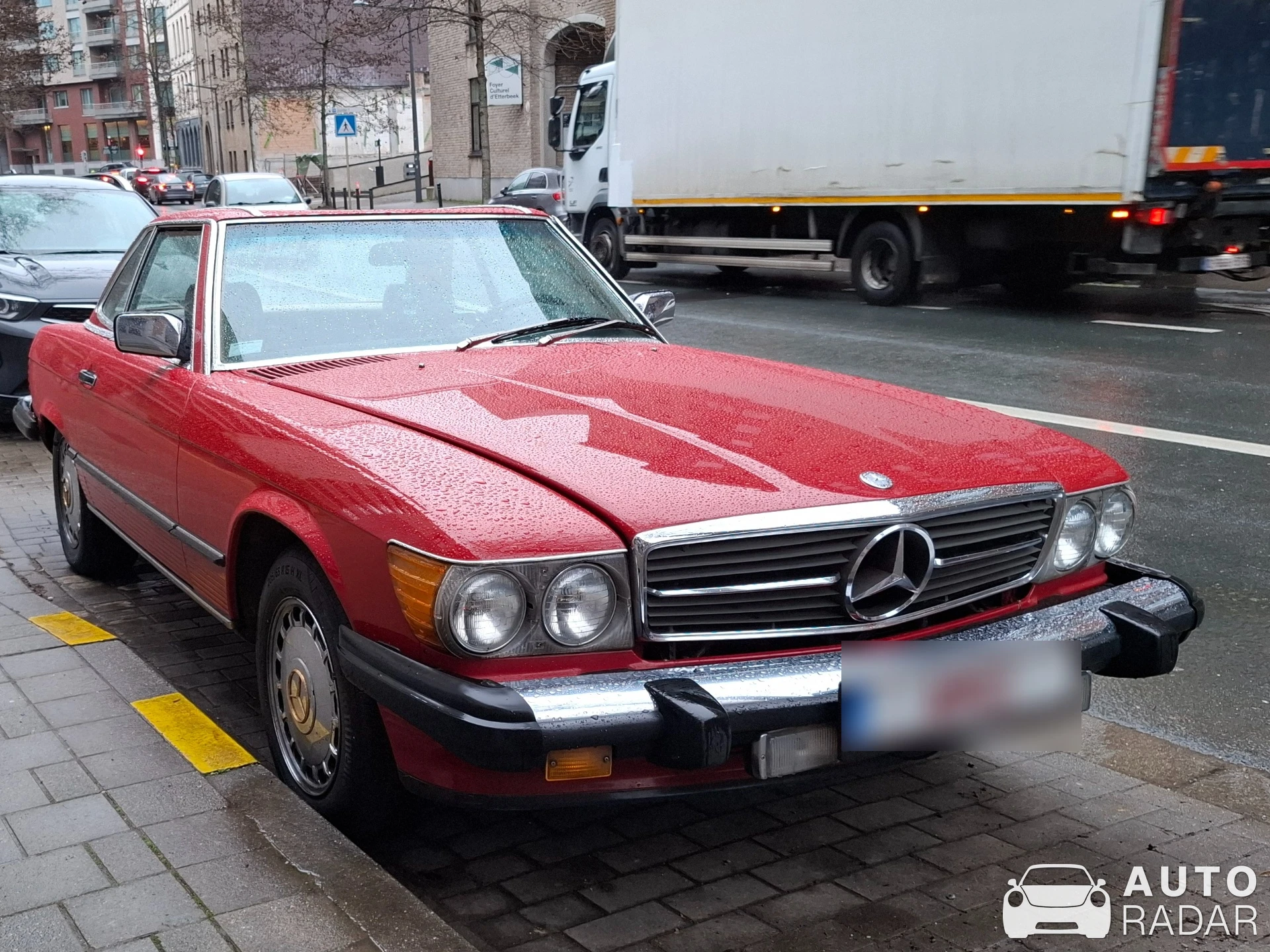 Mercedes-Benz 560 SL spotted in Etterbeek, Belgium