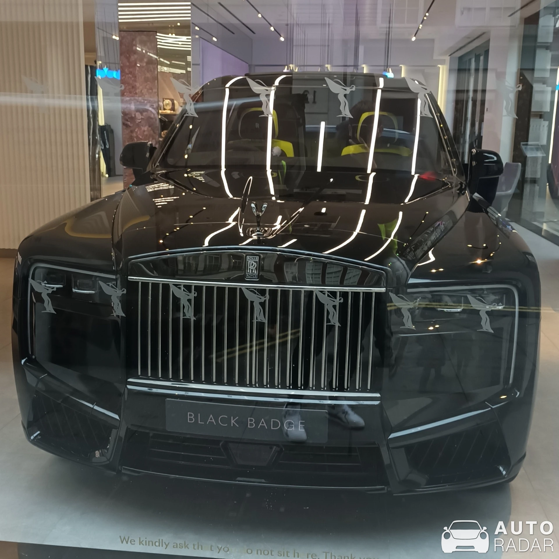 Rolls-Royce Cullinan Black Badge spotted in Greater London, Reino Unido