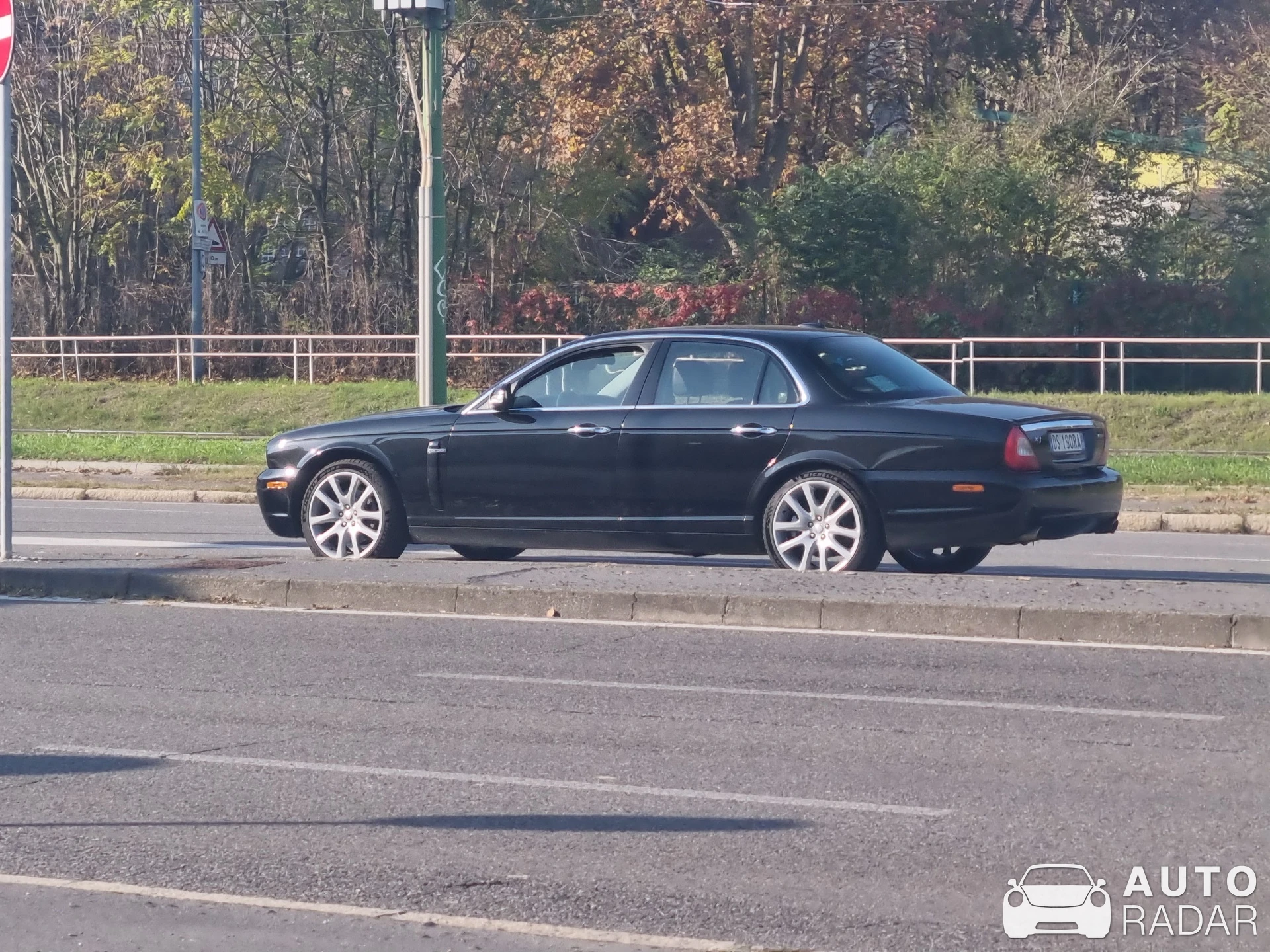 Jaguar XJ8 spotted in Milano