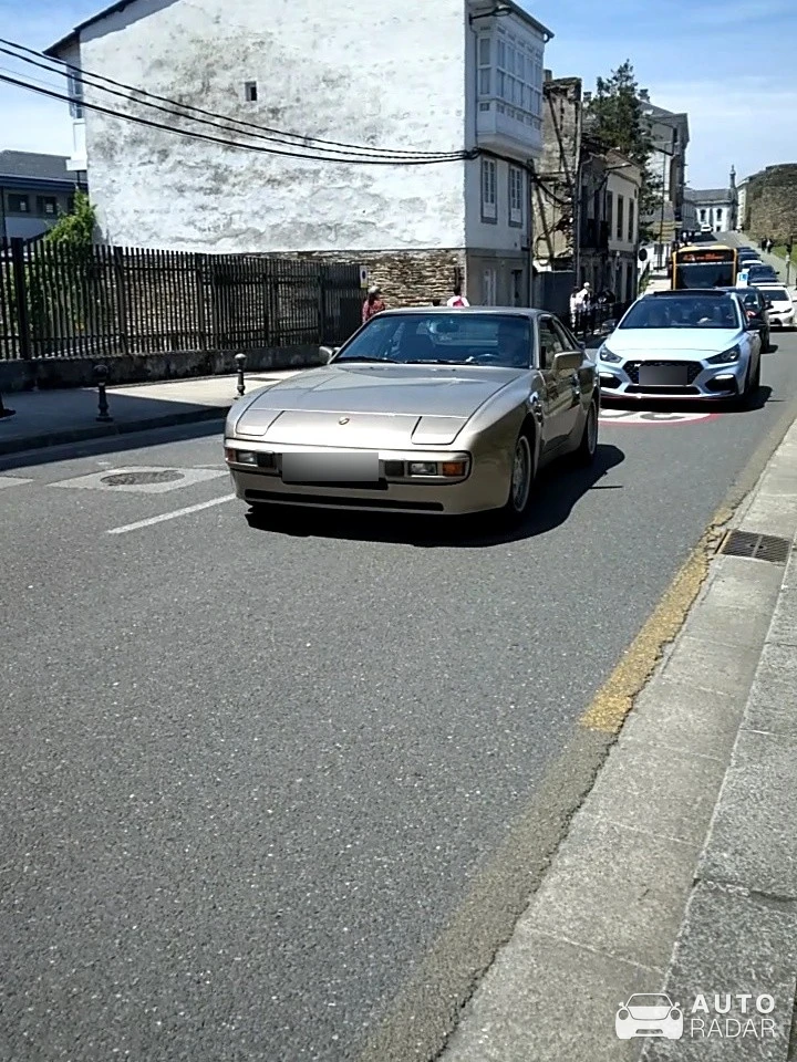 Porsche 944 spotted in Lugo