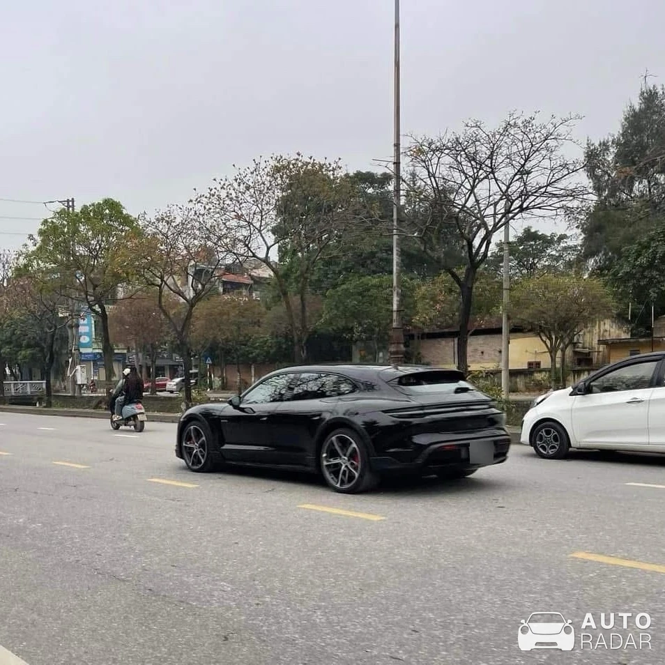 Porsche Taycan 4 Cross Turismo spotted in Hải Dương