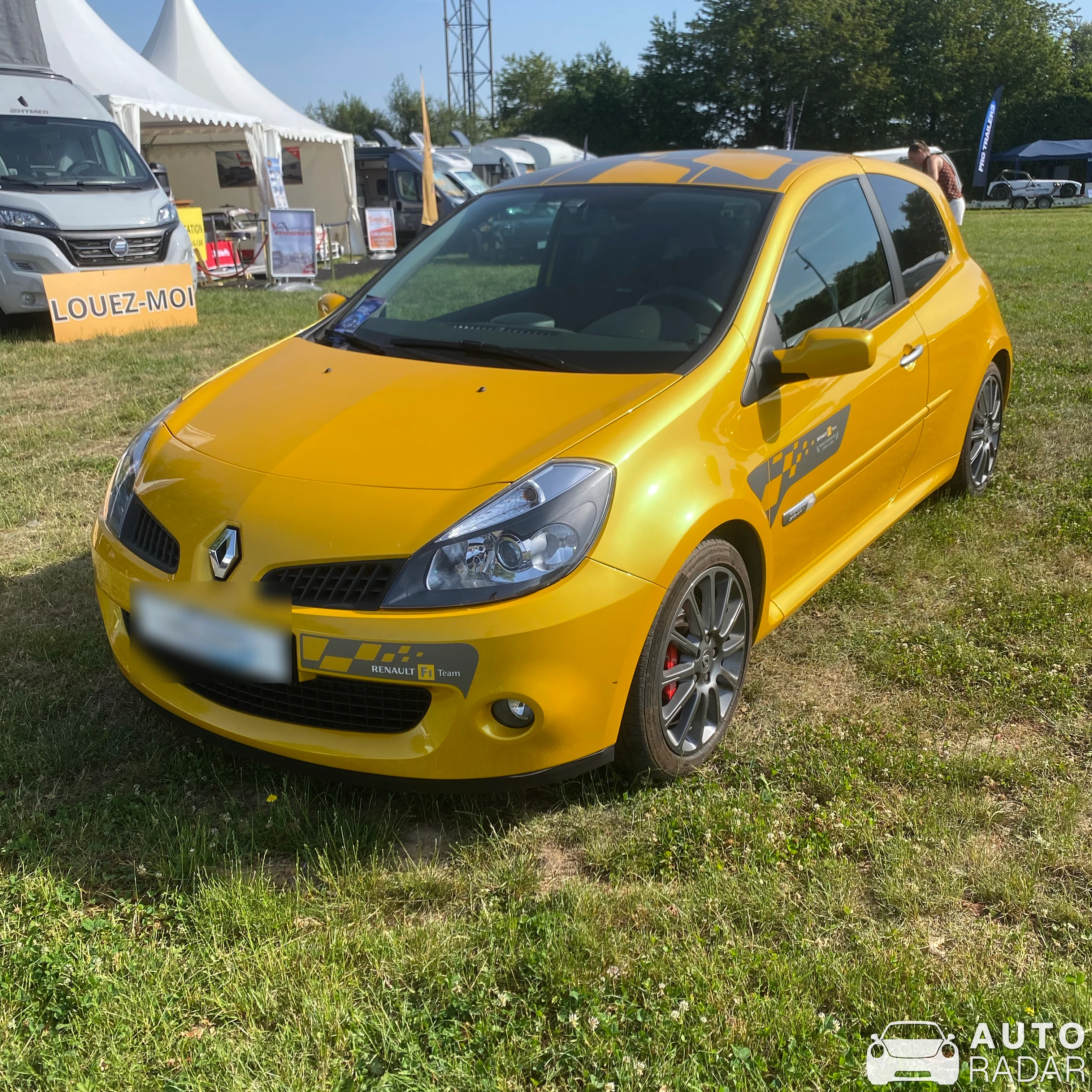 Renault Clio RS F1 Team R27 spotted in Le Vigeant