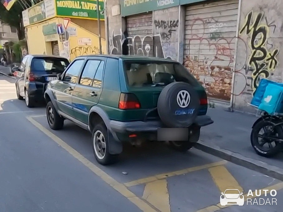 Volkswagen Golf Country MkII spotted in Milano