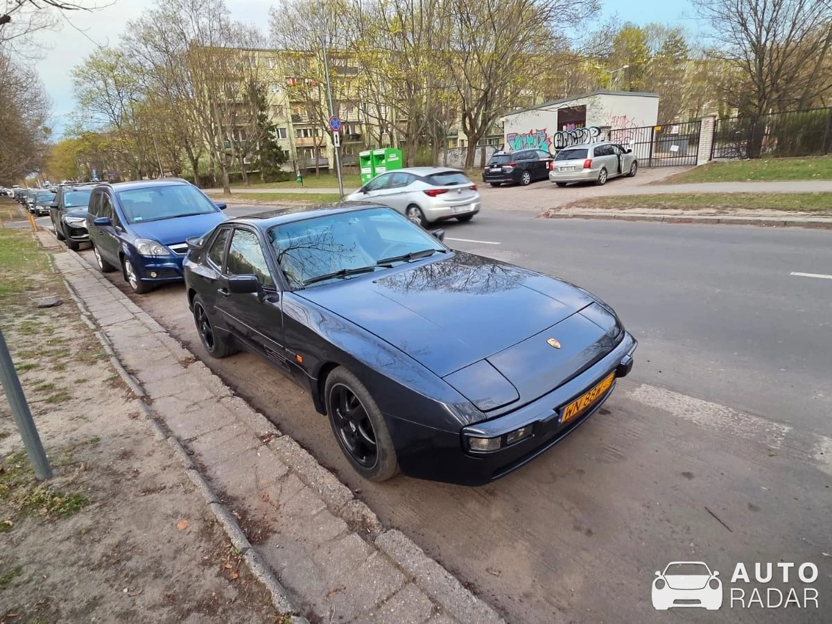Porsche 944 S spotted in Warszawa