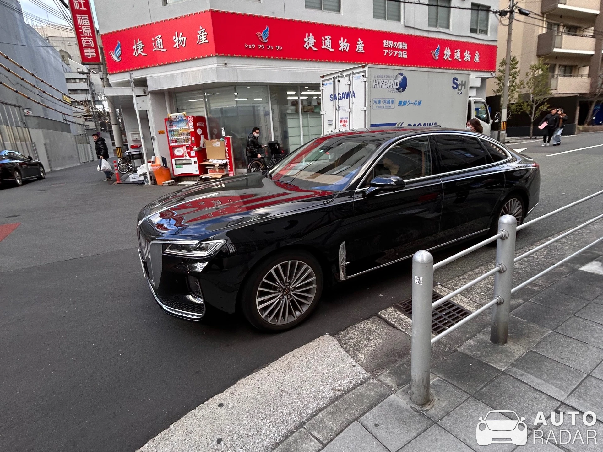 Hongqi E-HS9 spotted in Osaka