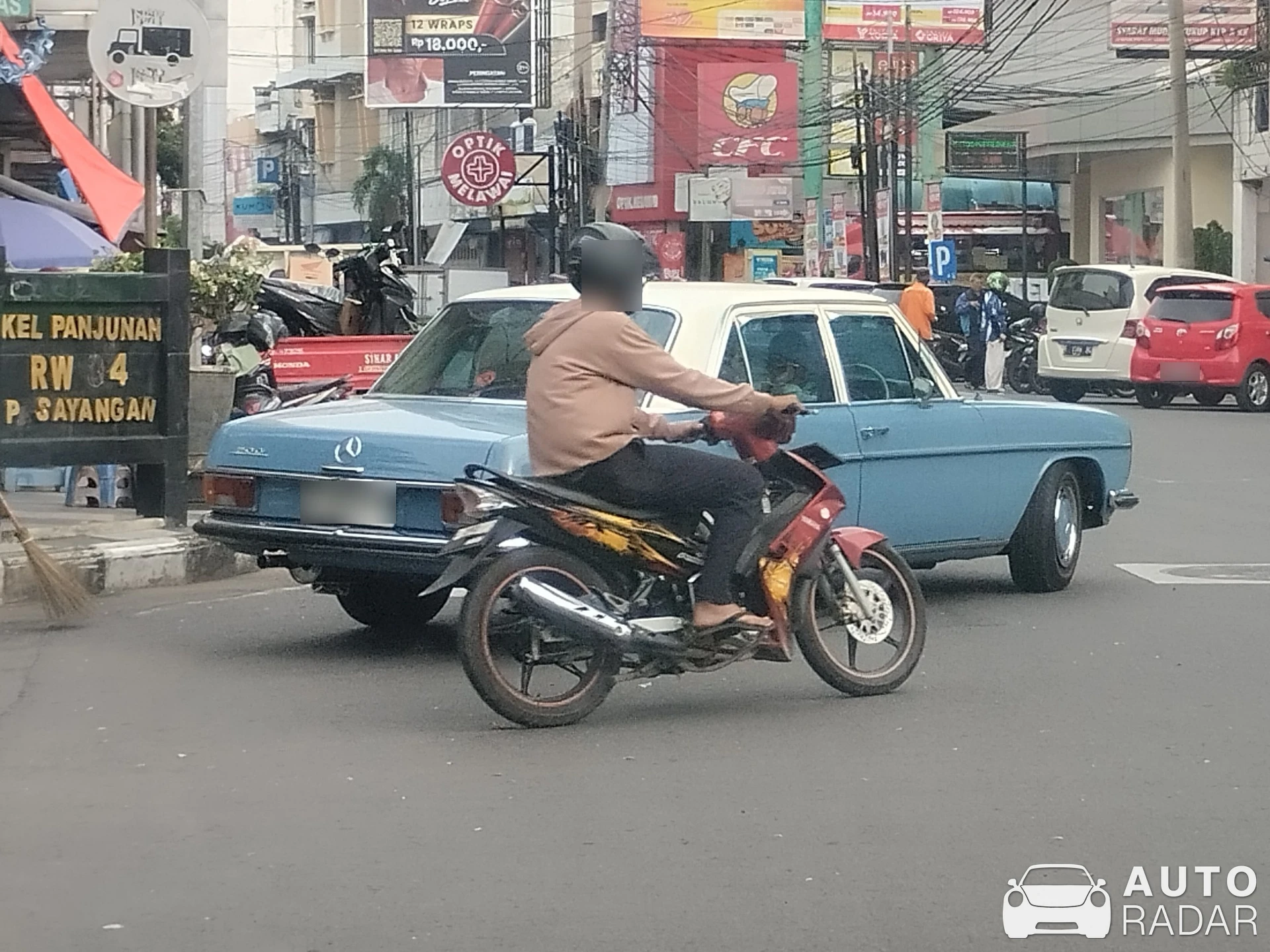 Mercedes-Benz 220D W115 spotted in Cirebon