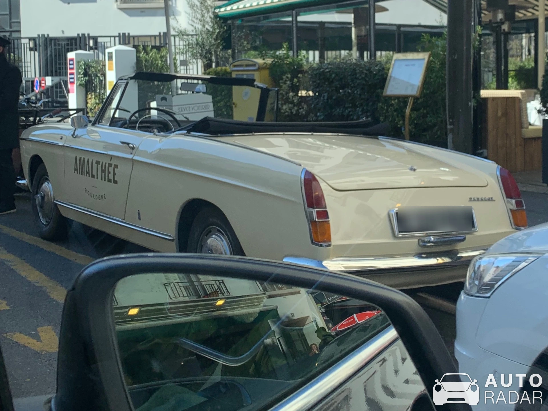Peugeot 404 Cabriolet spotted in Boulogne-Billancourt