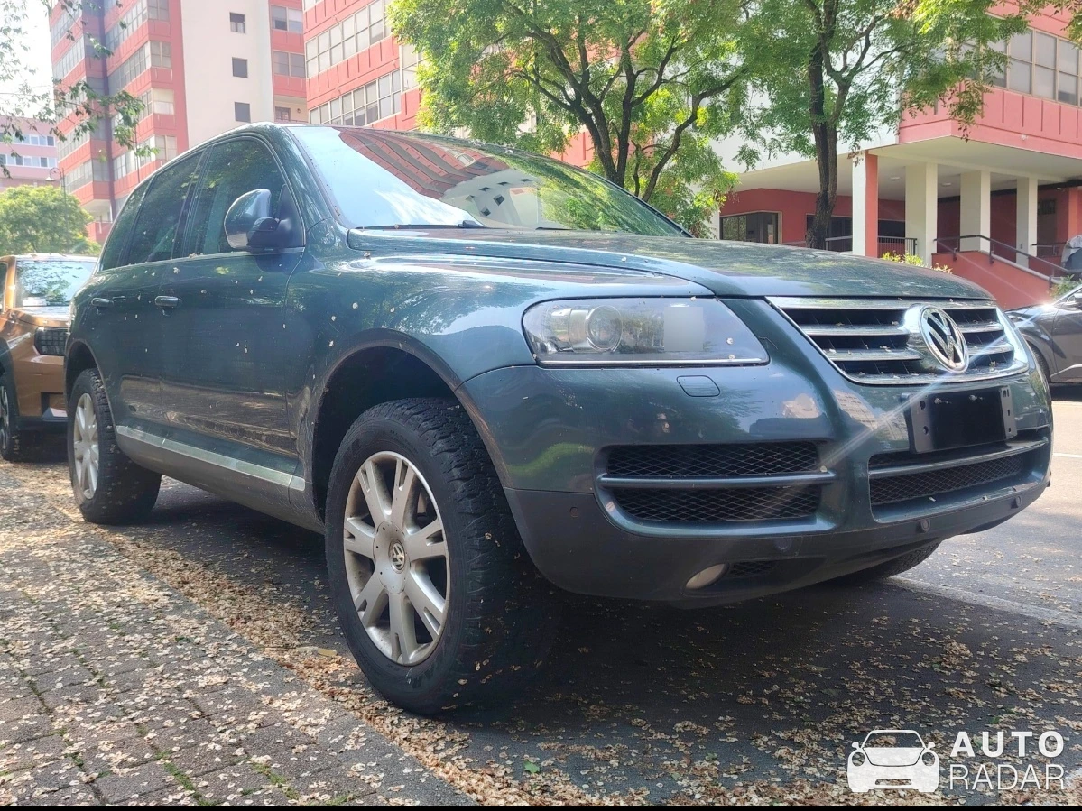 Volkswagen Touareg spotted in Pieve Emanuele, Italy