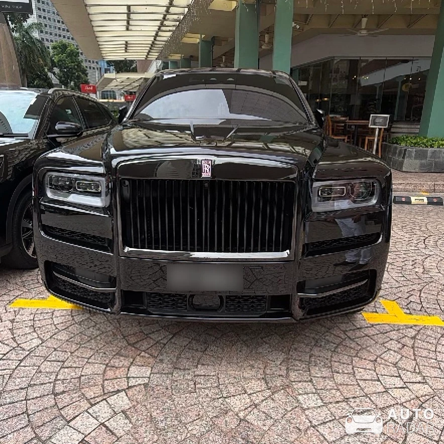 Rolls-Royce Cullinan Black Badge spotted in Singapore, Singapore