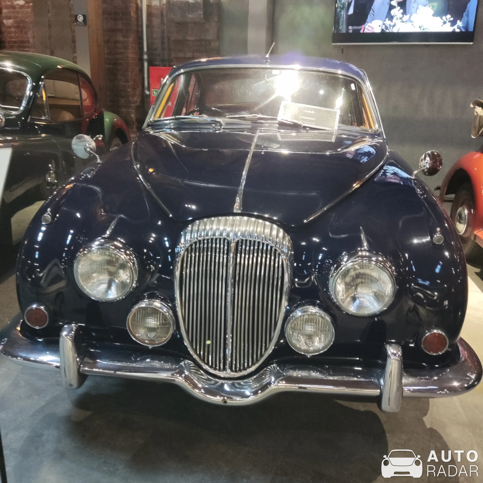 Daimler V8-250 spotted in 大阪市