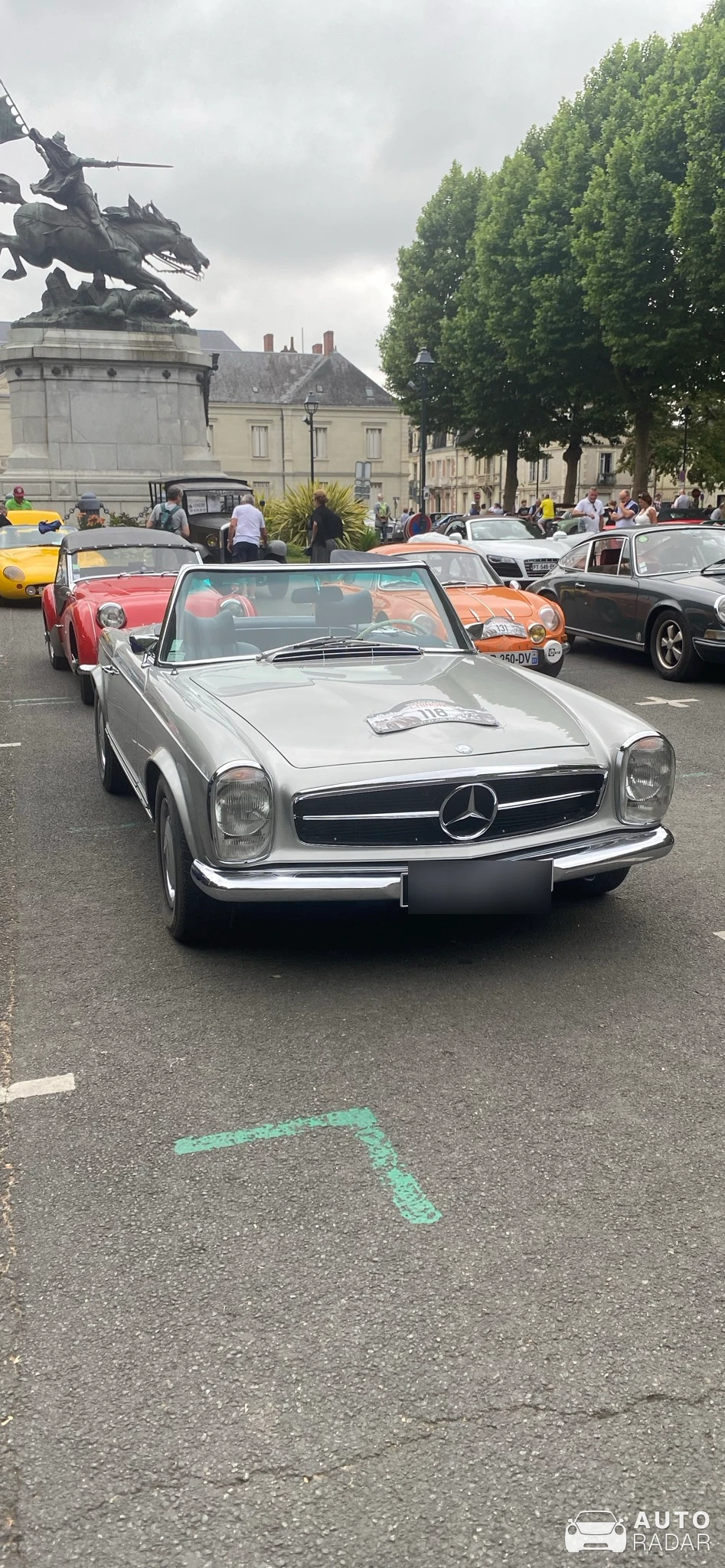 Mercedes-Benz 200D W113 spotted in Chinon