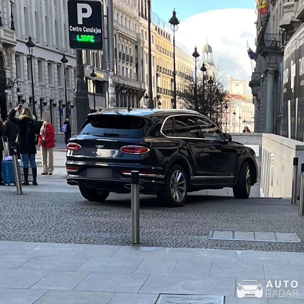 Bentley Bentayga Hybrid 2021 spotted in Madrid, España