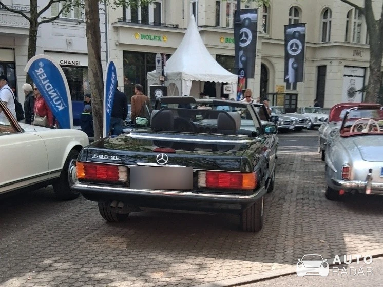 Mercedes-Benz 500SL R107 spotted in London