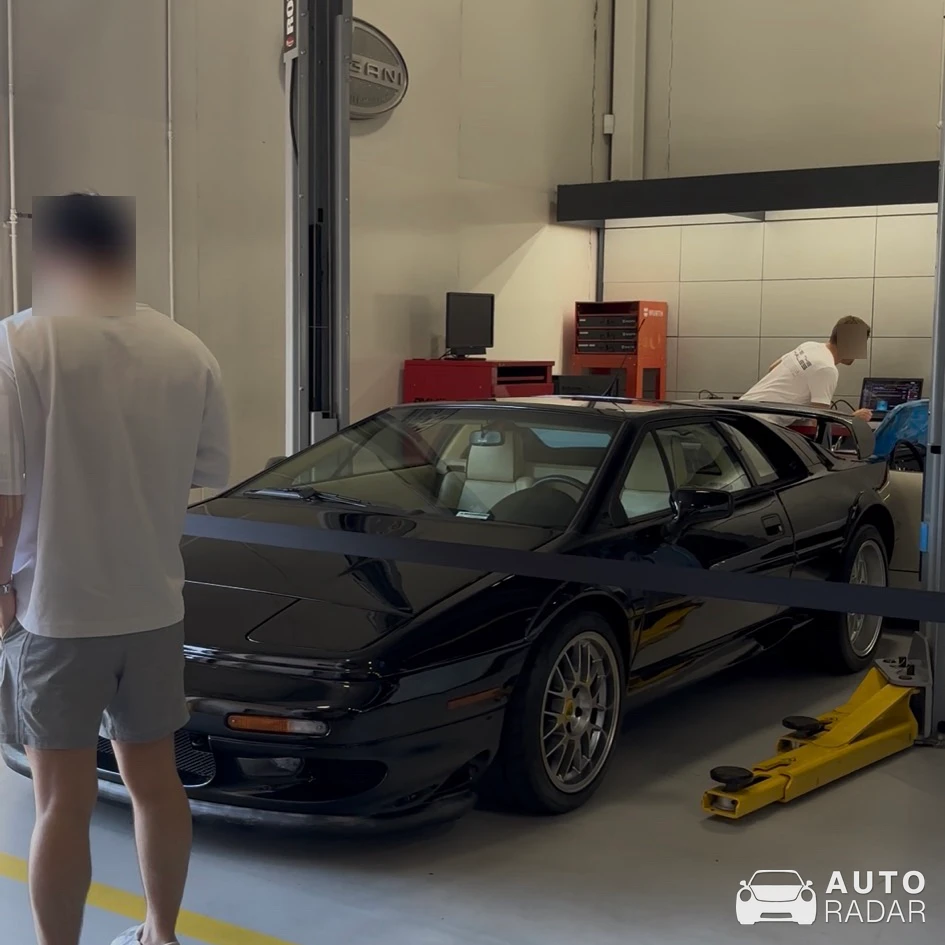 Lotus Esprit V8 spotted in Ajax
