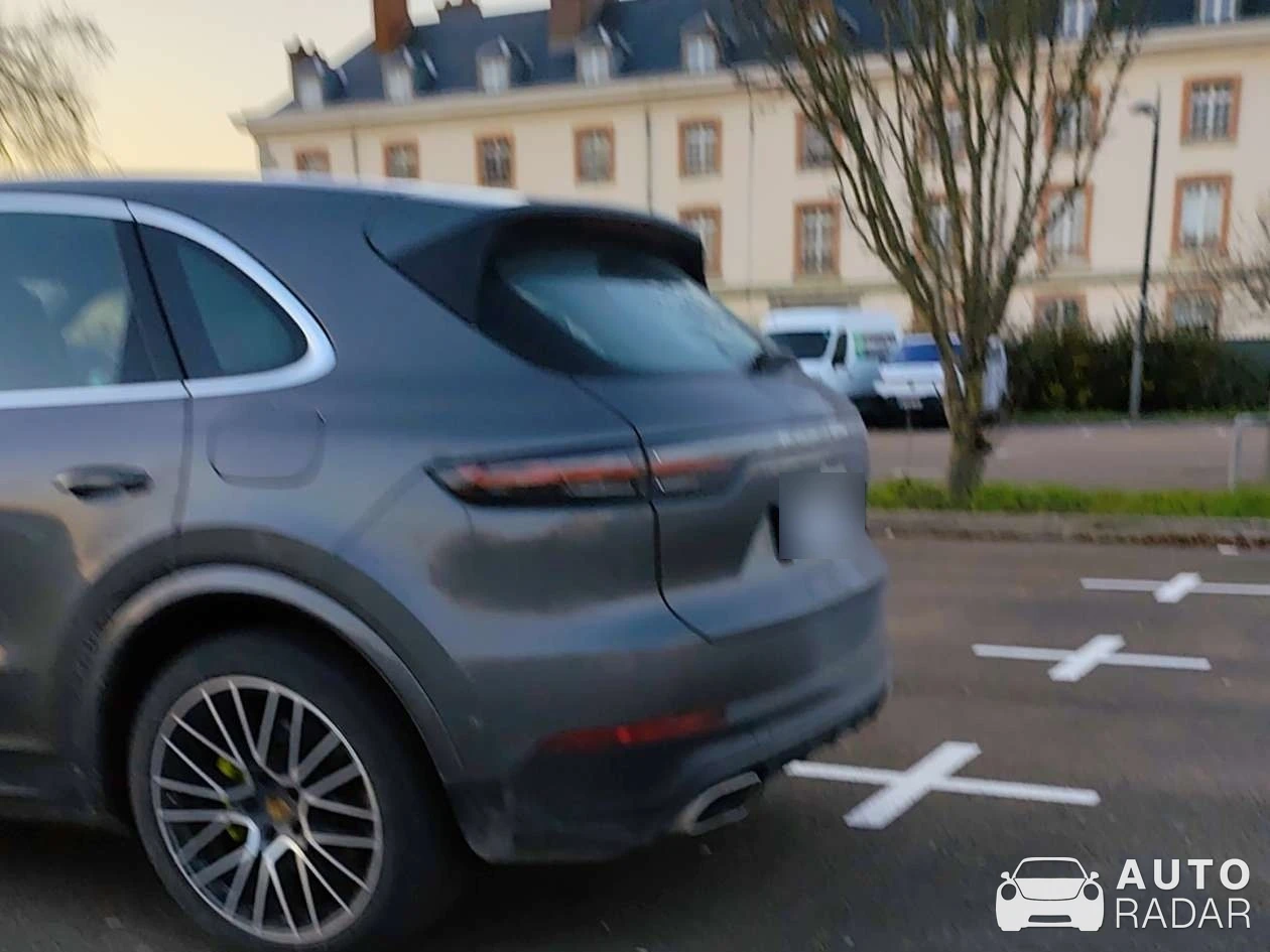 Porsche Cayenne Coupé Turbo S E-Hybrid spotted in Fontainebleau