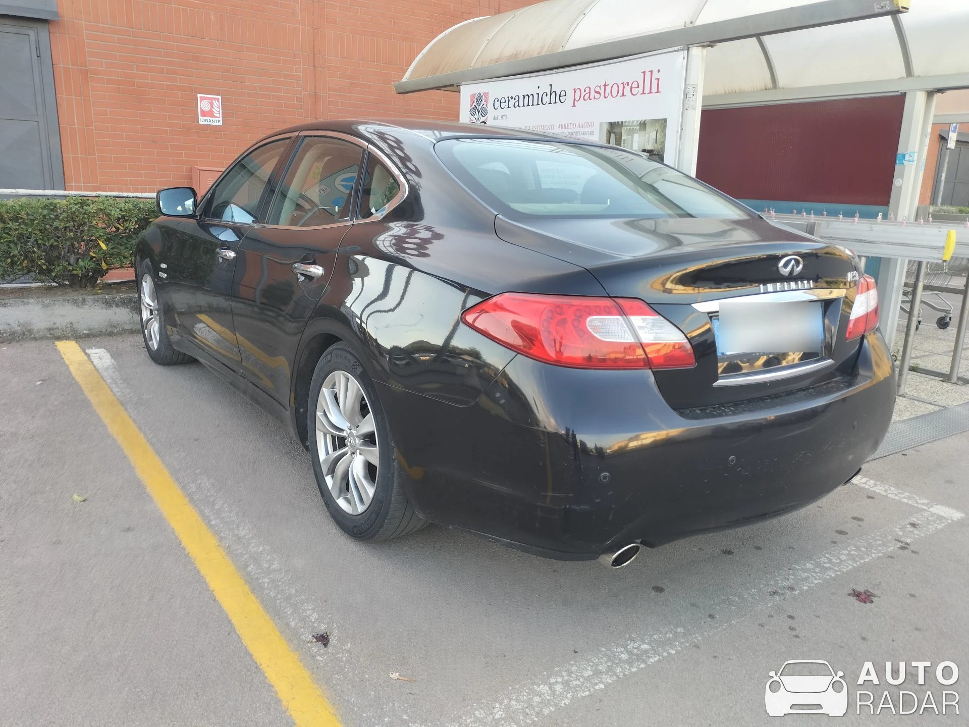 Infiniti M37 spotted in Portoferraio