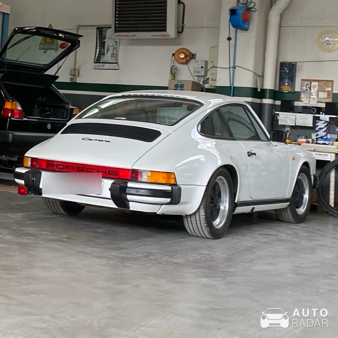 Porsche 911 Carrera 3.2 spotted in Felino
